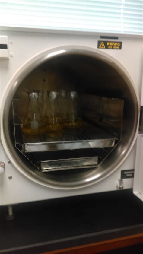 left media in the autoclave|how to make autoclave plates.